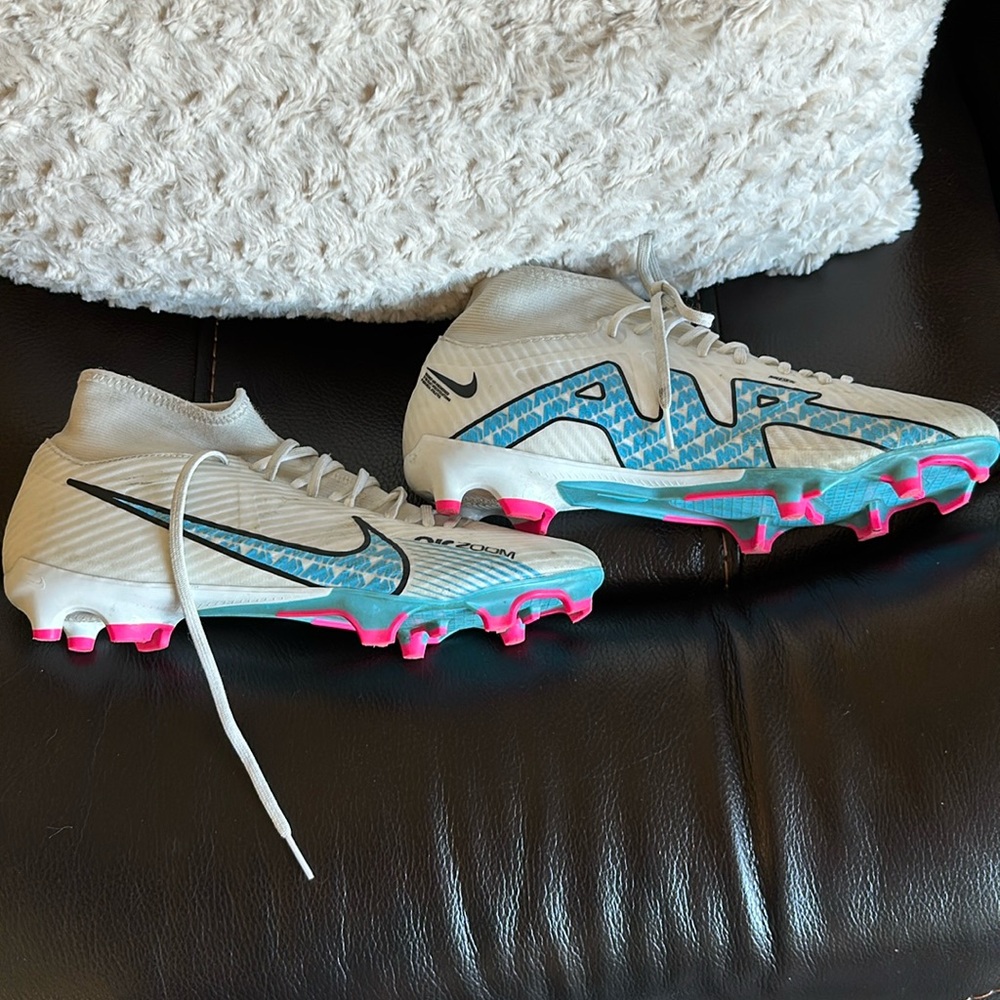 Nike mens soccer cleats great condition-size 8.5